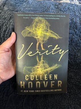 Verity by Colleen Hoover - Black & Gold Paperback